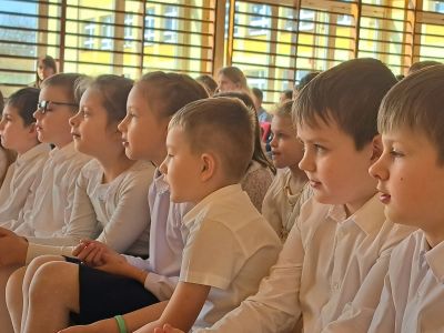 Uczniowie i nauczyciele podczas uroczystego apelu3