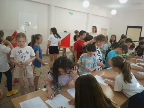 Uczniowie i nauczyciele podczas wyborow do Samorzadu Uczniowskiego3