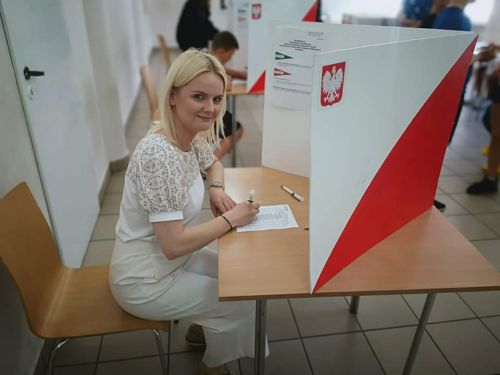 Uczniowie i nauczyciele podczas wyborow do Samorzadu Uczniowskiego5
