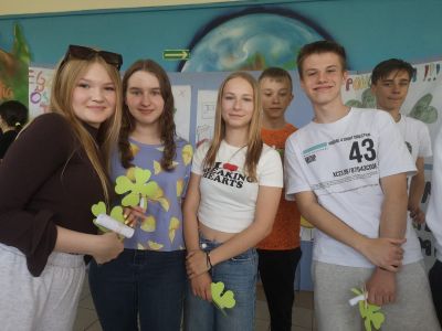 Samorzad uczniowski SIODEMKI podczas akcji trzymania kciukow za starszych kolegow i kolezanki z osmej klasy1