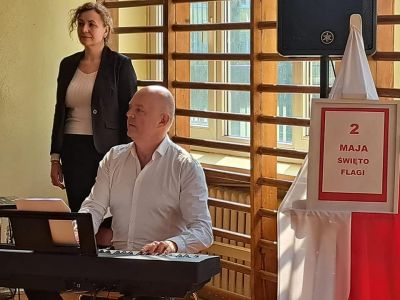 Uczniowie i nauczyciele podczas uroczystego apelu