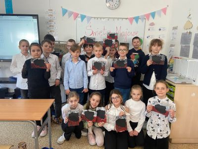 Uczniowie i nauczyciele podczas uroczystego apelu5