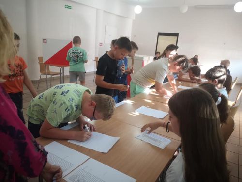 Uczniowie i nauczyciele podczas wyborow do Samorzadu Uczniowskiego1