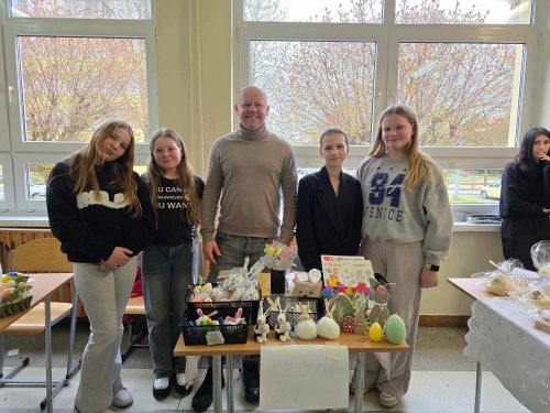 Kiermasz wiosenno - wielkanocny w SP7 (6)