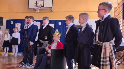 Uczniowie SP7 podczas uroczystego apelu z okazji 3 Maja