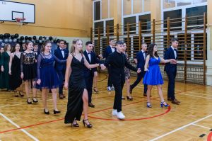 Uczniowie Szkoly Podstawowej nr 7 podczas balu osmoklasisty (14)