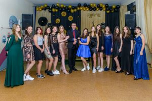 Uczniowie Szkoly Podstawowej nr 7 podczas balu osmoklasisty (3)