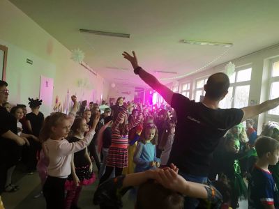 Uczniowie Szkoly Podstawowej nr 7 w Koninie podczas balu karnawalowego (6)