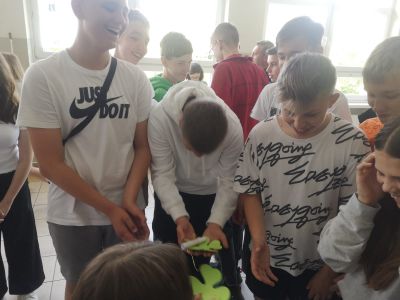 Samorzad uczniowski SIODEMKI podczas akcji trzymania kciukow za starszych kolegow i kolezanki z osmej klasy4