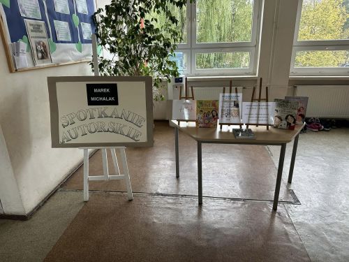 Spotkanie uczniow SP7 z Markiem MIchalakiem.