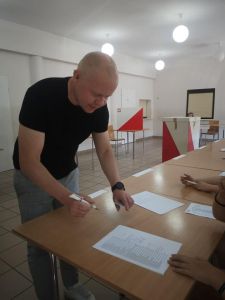 Uczniowie i nauczyciele podczas wyborow do Samorzadu Uczniowskiego6