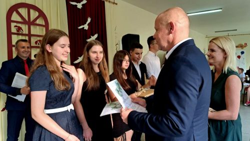 Uroczyste zakonczenie roku szkolnego dla klasy osmej.jpg1